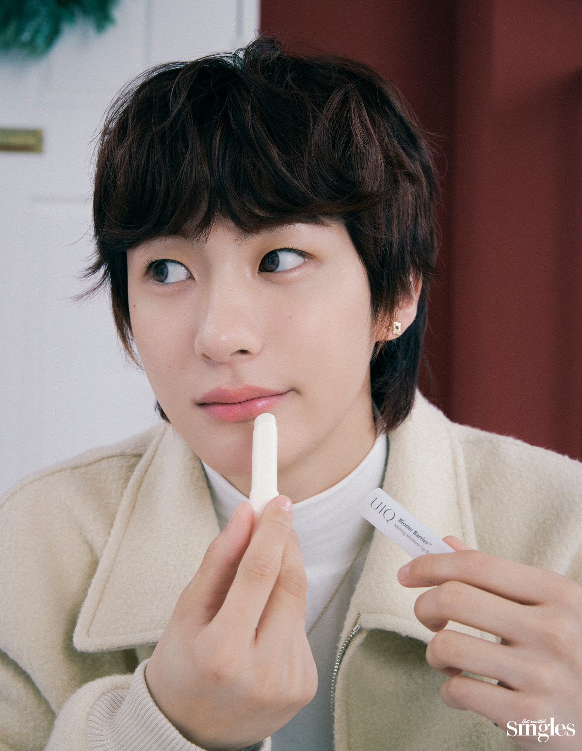 유이크 바이옴 베리어 멜팅 모이스처 립밤을 든 라이즈 앤톤의 싱글즈 화보